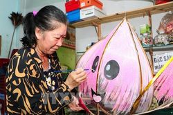 Người phụ nữ 35 năm miệt mài làm lồng đèn truyền thống ở Đồng Tháp