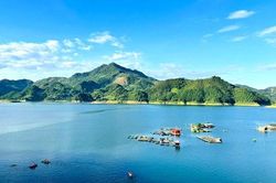 Từ chiếc điện thoại, bản làng vùng cao đến gần du khách