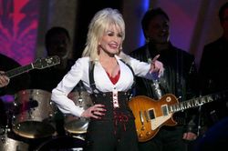 Quản lý Dolly Parton bị tố muốn 'gạt gia đình sang một bên' giữa ồn ào kiện tụng