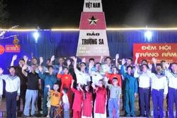 Ấm áp đêm hội trăng rằm nơi biển đảo Trường Sa