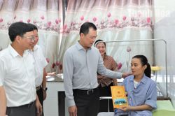 Chủ tịch UBND tỉnh Tô Anh Dũng thăm, động viên công nhân môi trường bị tai nạn khi làm nhiệm vụ