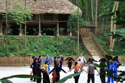 Du lịch giúp tạo nguồn thu cho cộng đồng địa phương