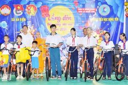 An Biên trao 256 phần quà Trung thu, 10 xe đạp cho thiếu nhi