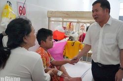Đồng chí Đinh Văn Nơi tặng 130 suất quà Trung thu cho thiếu nhi tại Phú Quốc