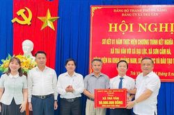 Xã Đại Lộc trao 50 triệu đồng hỗ trợ sinh kế cho người dân xã Trà Vân