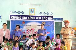 Chương trình thiện nguyện 'Vui Tết Trung thu' đến với học sinh xã Bến Giằng