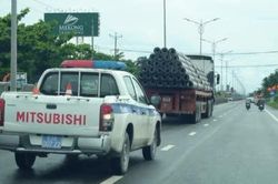 Phạt gần 80 triệu đồng vì xe chở cọc bê-tông quá tải trọng