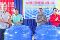 Hội Chữ thập đỏ tỉnh trao 60 bồn chứa nước cho người dân xã Lâm Sơn