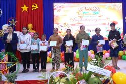 Xã Đông Khánh Sơn trao hơn 60 suất quà Trung thu cho trẻ em có hoàn cảnh khó khăn