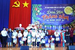 Xã Cam Lâm trao 31 suất học bổng cho trẻ em có hoàn cảnh khó khăn dịp Tết Trung thu