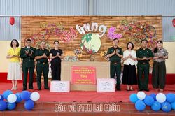 Tặng quà học sinh Tân Phong nhân dịp Tết Trung thu