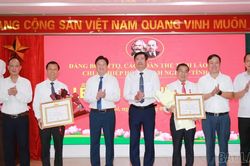Trao tặng Huy hiệu Đảng cho 2 đảng viên Chi bộ Hiệp hội Doanh nghiệp tỉnh Lào Cai