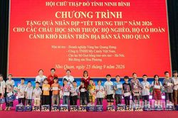 Xã Nho Quan trao quà cho học sinh có hoàn cảnh khó khăn nhân dịp Tết Trung thu