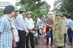 Đồng chí Phó Chủ tịch UBND tỉnh Lê Văn Bảo kiểm tra hố sụt lún tại xã Hiếu Giang