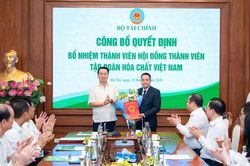 Ông Nguyễn Văn Đông nhận quyết định bổ nhiệm Thành viên HĐTV Vinachem