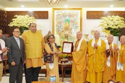 Thượng tọa Thích Thanh Phong nhận giải thưởng 'Người thắp sáng diệu pháp toàn cầu'