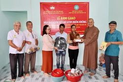 Đắk Lắk: Ban Trị sự GHPGVN tỉnh bàn giao nhà Đại đoàn kết đến gia đình khó khăn