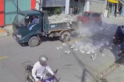 Xe tải phanh gấp, hàng trăm viên gạch đổ tràn xuống đường