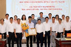 Ninh Bình: Khen thưởng nam sinh dũng cảm cứu hai em nhỏ đuối nước