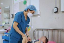 Cho bé uống nước lá lộc mại chữa táo bón, trẻ phải nhập viện