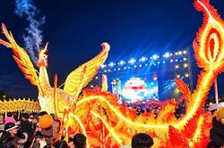 Người dân phố núi đội mưa xem lễ hội Trung thu