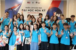 Hàng trăm bạn trẻ tham gia triển lãm giáo dục đại học Hoa Kỳ