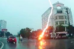 Sét đánh trúng một phụ nữ đi xe máy ở Nghệ An