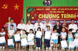 Vĩnh Long: 'Lồng đèn thắp sáng ước mơ', trao quà cho các em học sinh