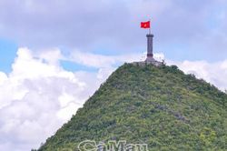 Ngắm Quốc kỳ trên đỉnh Núi Rồng