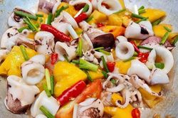 Mực xào biến tấu đủ vị, công thức đơn giản cho bữa cơm thêm hấp dẫn