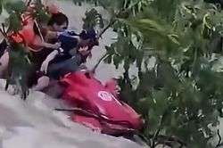 Cận cảnh khoảnh khắc công an giải cứu người đàn ông bám bụi cây giữa dòng nước lũ