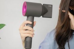 Tạo kiểu tóc mỗi ngày vẫn mềm mượt: 4 bước giúp giảm khô xơ, hư tổn do nhiệt