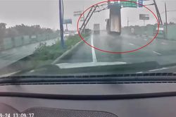Xe ben tông sập giá long môn trên cao tốc TP.HCM - Long Thành