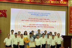 Nam sinh lao xuống nước cứu 2 em nhỏ được Chủ tịch tỉnh tặng Bằng khen