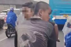 CSGT soi camera tìm nhóm thanh niên đầu trần đi xe máy kẹp 3 trên phố Hà Nội