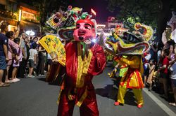 Hà Nội, TP.HCM rộn ràng đêm Trung thu, người dân nô nức xuống phố