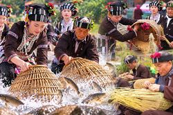 Rộn rã lễ hội người Lự: Trải nghiệm lội suối bắt cá cầu may ở Lai Châu