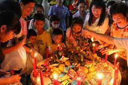 Mâm cỗ đêm Trung thu không bày trong phòng kín mà phải hướng về ánh trăng