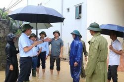 Miền Bắc nắng 34 độ, mưa dông ở Trung Bộ kéo dài hết ngày mai