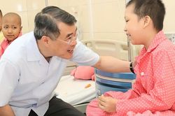 Thủ tướng Lê Minh Hưng thăm, tặng quà Trung thu cho các bệnh nhi Bệnh viện K