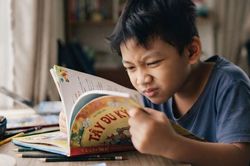 Cận thị ở trẻ: Những dấu hiệu sớm cha mẹ dễ bỏ qua