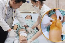 Đứng bán hàng nhiều năm, chủ tiệm tạp hóa phải ngồi xe lăn vào viện