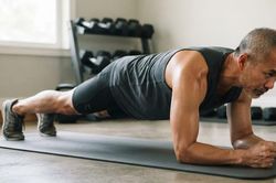 Plank 30 ngày: Giữ lâu hay tăng độ khó để tăng cơ lõi?