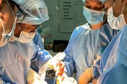 Tháo nẹp vít sau 4 năm, phẫu thuật gặp khó