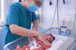 Bé trai sinh non ở TPHCM mắc bệnh vảy cá hiếm gặp