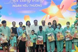 Trung thu ấm áp cho bệnh nhi ở Khánh Hòa