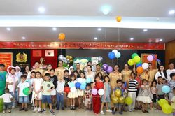 Mùa trăng không muộn và nụ cười rạng rỡ của những 'hậu phương nhí' Cảnh sát giao thông Hà Nội