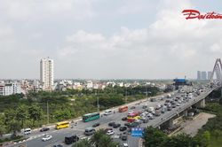Dòng xe 'thận trọng' giữ khoảng cách khi qua cầu Nhật Tân