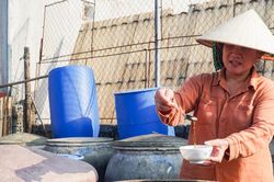 Giữ nghề nước mắm truyền thống 400 năm ở Ba Làng