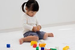 Tư thế ngồi trẻ rất thích, cha mẹ vẫn cần lưu ý điều này